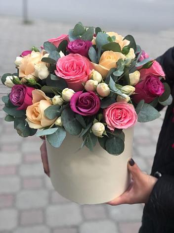 Цветочная композиция из Розы в шляпной коробке в Архонскую