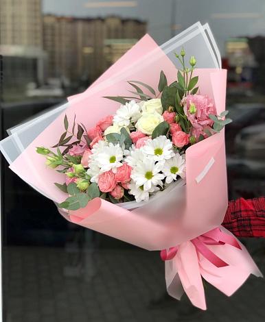 Букет цветов из: Розы, Лизиантусы и Хризантемы в Архонскую