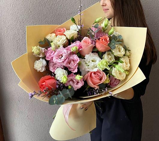Букет цветов из: Розы, Лизиантусы и Гвоздики в Архонскую